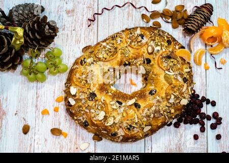 Roscon de reyes traditionelle spanische Dessert zu Weihnachten mit gemacht Mandelcreme und kandierte Früchte mit rustikalem Hintergrund Stockfoto