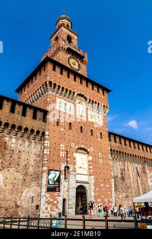 Mailand, Lombardei, Italien - 5. Oktober 2017: Torre del Filarete des Castello Sforza (Castello Sforzesco) in Mailand, Italien. Stockfoto