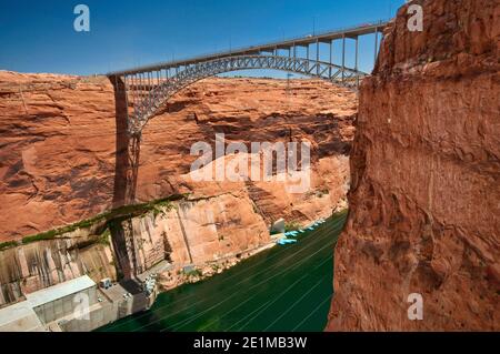 Glen Canyon Bridge vom Glen Canyon Dam aus gesehen, am Colorado River, Page, Arizona, USA Stockfoto