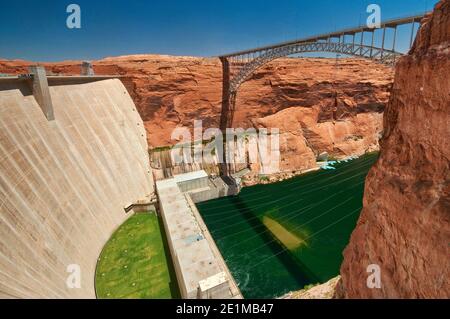 Glen Canyon Bridge vom Glen Canyon Dam aus gesehen, am Colorado River, Page, Arizona, USA Stockfoto