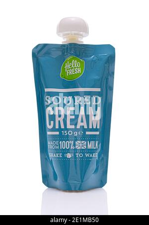 SWINDON, UK - 8. JANUAR 2021: Packung Hello Fresh Sooured Cream aus 100% britischer Milch Stockfoto