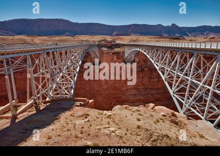 Alte (links) und neue (rechts) Navajo-Brücke über den Marble Canyon des Colorado River, in der Nähe der Stadt Marble Canyon, Arizona, USA Stockfoto