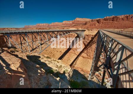 Neue (links) und alte (rechts) Navajo-Brücke über den Marble Canyon des Colorado River, in der Nähe der Stadt Marble Canyon, Arizona, USA Stockfoto