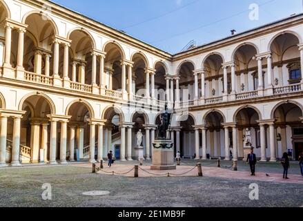 Mailand, Lombardei, Italien - 5. Oktober 2017: Der Hof und Eingang der berühmten Brera Universität der Künste. Stockfoto