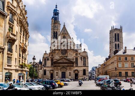 Paris, Frankreich - 24. Mai 2018: Pariser Kirche Saint Etienne du Mont in der Nähe des Pantheons. Kirche Saint Etienne du Mont enthält Schrein von St. Genevieve. Stockfoto