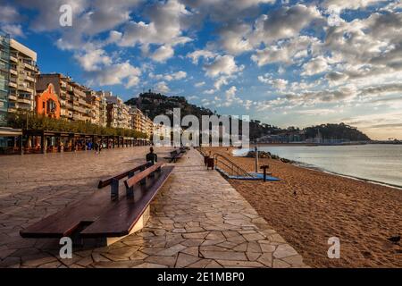 Blanes bei Sonnenaufgang in Katalonien, Spanien. Promenade und Strand entlang der Ortschaft an der Costa Brava, Provinz Girona. Stockfoto
