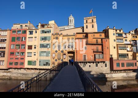 Stadt Girona in Spanien, Gomez-Brücke (Princesa-Brücke) und traditionelle Häuser entlang des Flusses Onyar Stockfoto