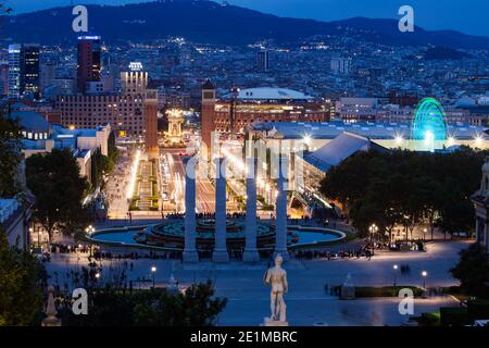 Stadt Barcelona in der Abenddämmerung in Katalonien, Spanien, Stadtbild von Montjuic mit Zauberbrunnen, vier Säulen, venezianischen Türmen und Placa Espanya Stockfoto