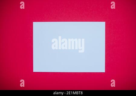Weißes leeres A4-Blatt auf rotem Hintergrund Stockfoto