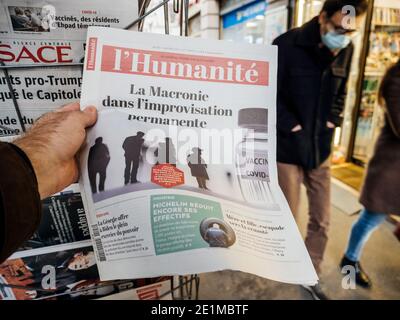 Paris, Frankreich - 7. Januar 2020: Die französische Zeitung l'Humanite zeigt Schlagzeile über La Macronie und Covid Vacine Stockfoto