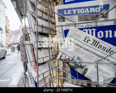 Paris, Frankreich - 7. Januar 2020: Französische Zeitung Le monde auf Zeitungskiosk mit Schlagzeilen COVID Coronavirus neue Mutation exapnds - Stadt backgr Stockfoto