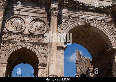 Konstantinsbogen (italienisch: Arco di Costantino) in Rom, Italien. Alte Stadt Wahrzeichen, Triumphbogen aus AD 315, dem Kaiser Constant gewidmet Stockfoto