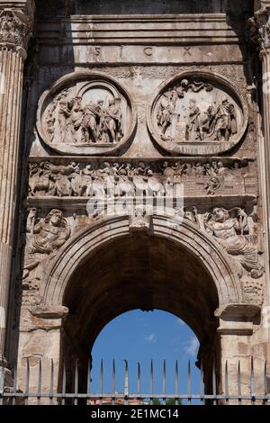 Konstantinsbogen in Rom, Italien. Alte Reliefs auf Rundungen, die Hadrian und Antinoos auf der Jagd (117-138 CE) und Opferung zeigen Stockfoto