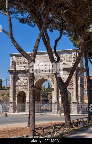 Bogen von Konstantin (Arco di Costantino) in der Stadt Rom, Italien. Antiker Triumphbogen von 315 n. Chr., dem Kaiser Konstantin dem Großen gewidmet. Stockfoto