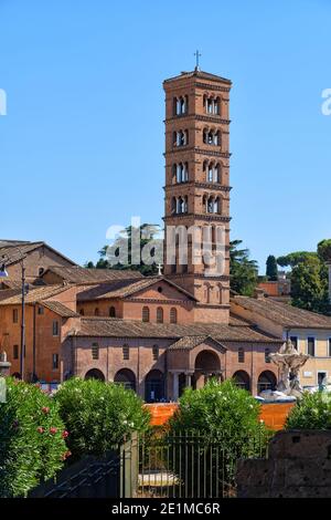 Mittelalterlicher Kirchturm der Basilika Santa Maria in Cosmedin in Rom, Italien Stockfoto