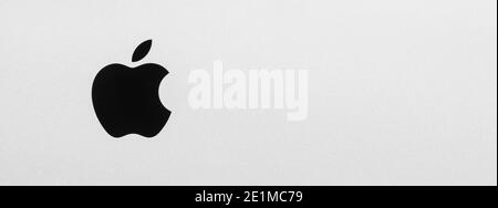Schwarzes Apple Logo auf iMac gebürstetem Aluminium Hintergrund Stockfoto