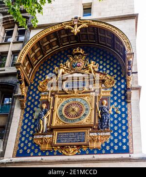 Conciergerie Clock (Horloge), die sich auf dem Gebäude Justizpalast (Palais de Justice), Paris, Frankreich befinden. Stockfoto