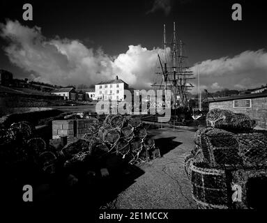 Black and White of Tall Ship, Bristol im Hafen von Charlestown, Saint Austell, Cornwall mit dramatischen Wolken kopieren Raum Stockfoto