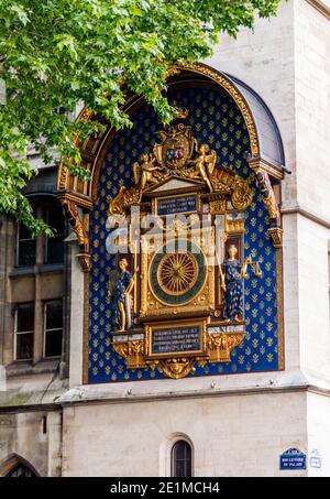 Conciergerie Clock (Horloge), die sich auf dem Gebäude Justizpalast (Palais de Justice), Paris, Frankreich befinden. Stockfoto