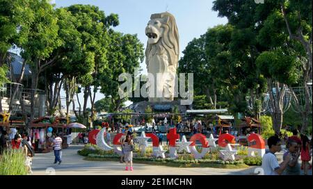 Singapur - Juli 10 2012: Die Singapore Merlion Statue auf der Insel Sentosa Stockfoto