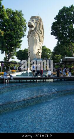 Singapur - Juli 10 2012: Die Singapore Merlion Statue auf der Insel Sentosa Stockfoto