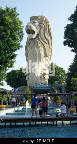 Singapur - Juli 10 2012: Die Singapore Merlion Statue auf der Insel Sentosa Stockfoto