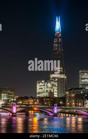 NHS Tribute Licht auf dem Shard Tower in London, England Stockfoto