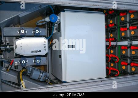 Blick hinunter in den Motorraum eines Schmalboots, das mit einem Vetus E-Line Elektromotor ausgestattet ist, der von einem Generator oder einer Batteriebank angetrieben wird. Stockfoto