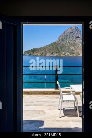 Berühmte Aussicht über einen Balkon auf Telendos Island, Kalymnos, Dodekanes, Griechenland Stockfoto