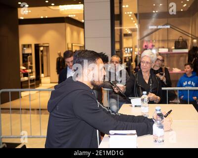 2 Atalanta-Spieler: Zapata und Palomino treffen ihre Fans, um Autogramme zu schreiben und Interviews zu führen Stockfoto