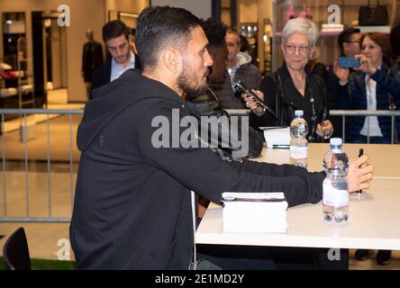 2 Atalanta-Spieler: Zapata und Palomino treffen ihre Fans, um Autogramme zu schreiben und Interviews zu führen Stockfoto