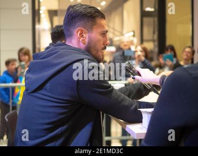 2 Atalanta-Spieler: Zapata und Palomino treffen ihre Fans, um Autogramme zu schreiben und Interviews zu führen Stockfoto