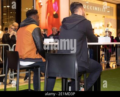 2 Atalanta-Spieler: Zapata und Palomino treffen ihre Fans, um Autogramme zu schreiben und Interviews zu führen Stockfoto