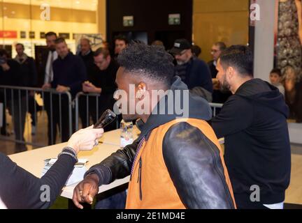 2 Atalanta-Spieler: Zapata und Palomino treffen ihre Fans, um Autogramme zu schreiben und Interviews zu führen Stockfoto