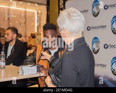 2 Atalanta-Spieler: Zapata und Palomino treffen ihre Fans, um Autogramme zu schreiben und Interviews zu führen Stockfoto