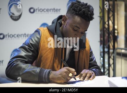 2 Atalanta-Spieler: Zapata und Palomino treffen ihre Fans, um Autogramme zu schreiben und Interviews zu führen Stockfoto