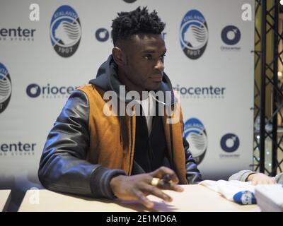 2 Atalanta-Spieler: Zapata und Palomino treffen ihre Fans, um Autogramme zu schreiben und Interviews zu führen Stockfoto