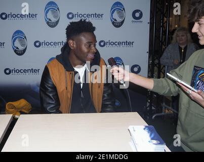 2 Atalanta-Spieler: Zapata und Palomino treffen ihre Fans, um Autogramme zu schreiben und Interviews zu führen Stockfoto