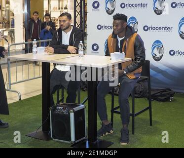 2 Atalanta-Spieler: Zapata und Palomino treffen ihre Fans, um Autogramme zu schreiben und Interviews zu führen Stockfoto