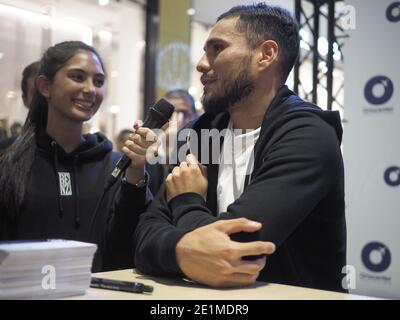 2 Atalanta-Spieler: Zapata und Palomino treffen ihre Fans, um Autogramme zu schreiben und Interviews zu führen Stockfoto