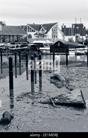 Regelmäßige ganzjährige Überschwemmung am Christchurch Quay aufgrund steigender Tendenz Meereshöhe Stockfoto