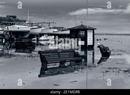 Regelmäßige ganzjährige Überschwemmung am Christchurch Quay aufgrund steigender Tendenz Meereshöhe Stockfoto