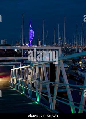 Blick auf Spinnaker Tower und Portsmouth von Haslar Marina in Gosport Stockfoto