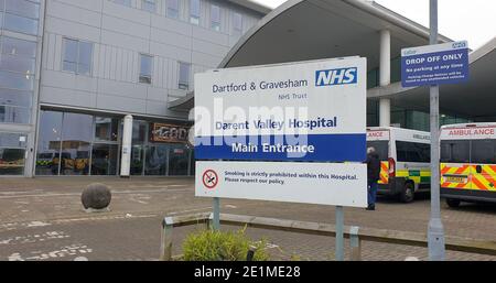 Ein Blick auf das Darent Valley Hospital in Dartford, Kent, da berichtet wird, dass kritisch kranke Patienten aus Krankenhäusern in der Grafschaft im ganzen Land verlegt werden, um den Druck auf überforderte NHS-Trusts zu lindern. Stockfoto