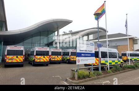 Ein Blick auf das Darent Valley Hospital in Dartford, Kent, da berichtet wird, dass kritisch kranke Patienten aus Krankenhäusern in der Grafschaft im ganzen Land verlegt werden, um den Druck auf überforderte NHS-Trusts zu lindern. Stockfoto