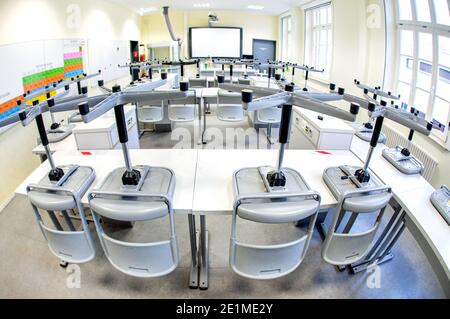 Oldenburg, Deutschland. Januar 2021. Stühle stehen auf den Tischen im Chemiezimmer einer Schule. (Foto mit Fischaugenobjektiv aufgenommen). Die meisten Schüler in Niedersachsen werden wegen der anhaltend hohen Corona-Infektionszahlen für die nächsten drei Wochen zu Hause bleiben. Es gibt Ausnahmen für Grundschüler und Abschlussklassen. Quelle: Hauke-Christian Dittrich/dpa/Alamy Live News Stockfoto
