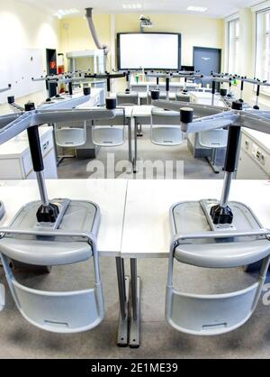 Oldenburg, Deutschland. Januar 2021. Stühle stehen auf den Tischen im Chemiezimmer einer Schule. (Foto mit Fischaugenobjektiv aufgenommen). Die meisten Schüler in Niedersachsen werden wegen der anhaltend hohen Corona-Infektionszahlen für die nächsten drei Wochen zu Hause bleiben. Es gibt Ausnahmen für Grundschüler und Abschlussklassen. Quelle: Hauke-Christian Dittrich/dpa/Alamy Live News Stockfoto