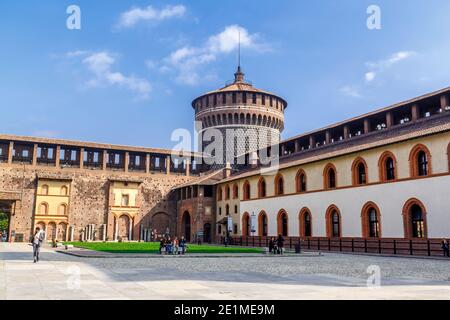 Mailand, Lombardei, Italien - 5. Oktober 2017: Altes mittelalterliches Castello Sforzesco Castello Sforzesco, grüner Rasen des Hofes, blauer Himmel weiße Wolken Hintergrund. Stockfoto