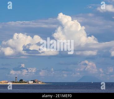 Capo Peloro Leuchtturm in Punta del Faro an der Meerenge von Messina, nordöstlichste Landzunge Siziliens, Italien Stockfoto