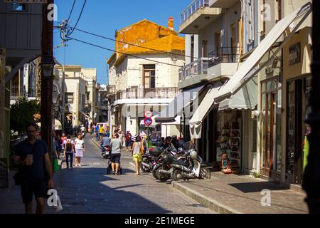 Kreta, Griechenland - 16. September 2017: Gebäude außen in der wichtigsten touristischen Stadt im Zentrum Lage von Agios Nikolaos in Europa. Europäische Architektur o Stockfoto